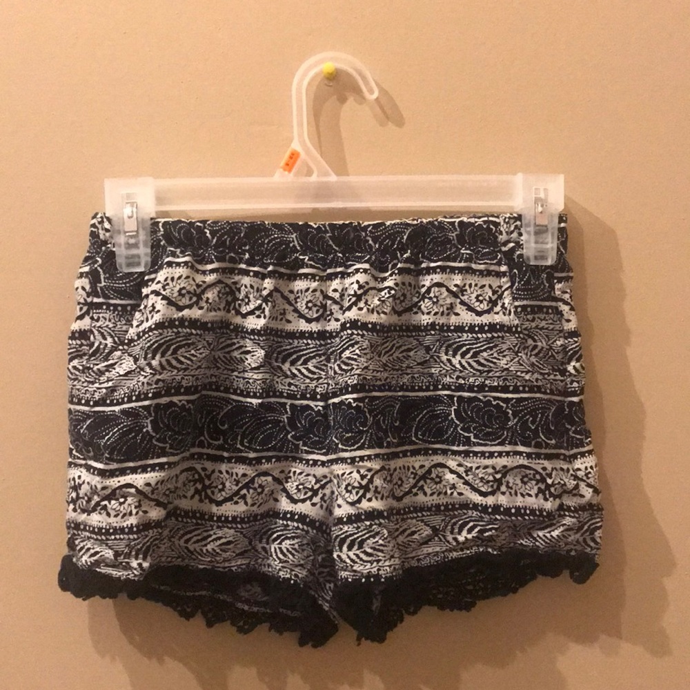 FLOWY SHORTS B&W